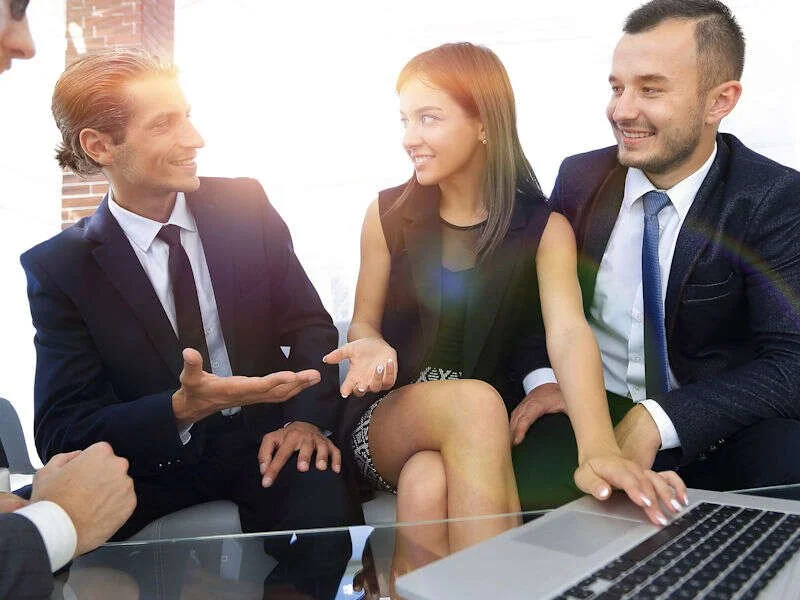 Équipe d'entrepreneurs en réunion