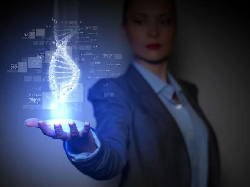 Femme d'affaires et hologramme numérique