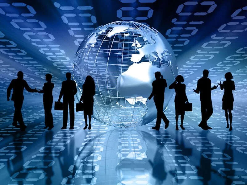 Silhouettes d'entrepreneurs autour d'un globe